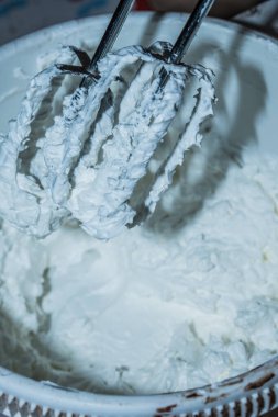 Hamurun mikser kullanılarak karıştırıldığını, mikser ile hamur yapıldığını yakın plan görüntüsü.