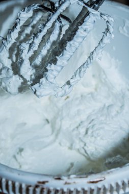 Hamurun mikser kullanılarak karıştırıldığını, mikser ile hamur yapıldığını yakın plan görüntüsü.