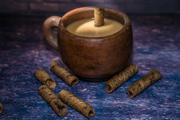 Masada tarçın olan bir fincan kilin üzerinde kahve. Çamurdan yapılmış kadehler, 