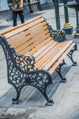 Park bankının görünüşü, uzun kollu bir bahçe tezgahı..