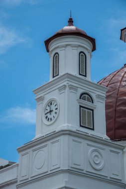 Semarang 'ın eski bir kasabasındaki saat kulesi. Reklam alanı için mavi gökyüzü arkaplanı, kubbeli saat kulesi manzarası ve fotokopi alanı için gökyüzü arkaplanı..
