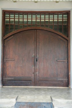 Tarihi bir binanın eski kapısı, beyaz duvarda izole edilmiş eski bir kapı..