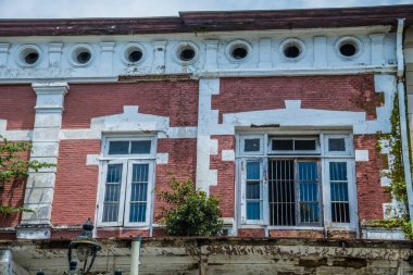Yeni kırmızı tuğlaları ve antika pencereleri olan klasik bir bina.