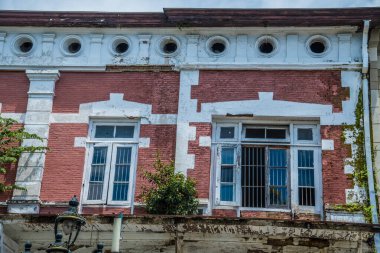 Yeni kırmızı tuğlaları ve antika pencereleri olan klasik bir bina.