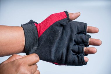 Motosiklet eldiveni giyen, beyaz yalıtımlı motosiklet eldiveni giyen bir adam.,