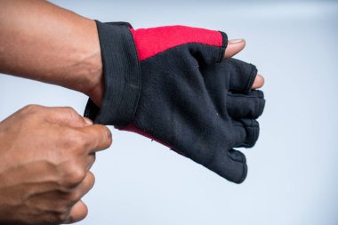 Motosiklet eldiveni giyen, beyaz yalıtımlı motosiklet eldiveni giyen bir adam.,