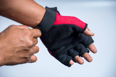 Motosiklet eldiveni giyen, beyaz yalıtımlı motosiklet eldiveni giyen bir adam.,