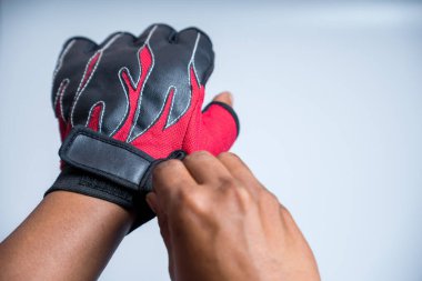 Motosiklet eldiveni giyen, beyaz yalıtımlı motosiklet eldiveni giyen bir adam.,