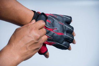 Motosiklet eldiveni giyen, beyaz yalıtımlı motosiklet eldiveni giyen bir adam.,