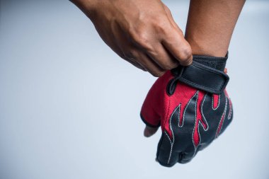 Motosiklet eldiveni giyen, beyaz yalıtımlı motosiklet eldiveni giyen bir adam.,