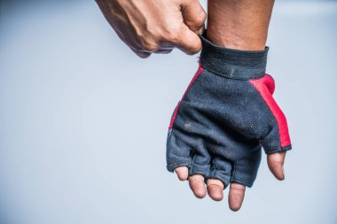 Motosiklet eldiveni giyen, beyaz yalıtımlı motosiklet eldiveni giyen bir adam.,