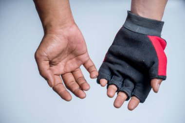 Motosiklet eldiveni giyen, beyaz yalıtımlı motosiklet eldiveni giyen bir adam.,