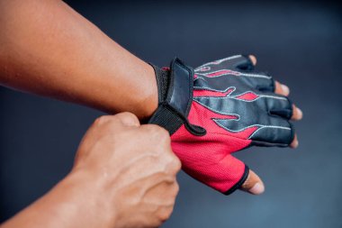 Motosiklet eldiveni giyen, siyah yalıtımlı motosiklet eldiveni giyen bir adam.,