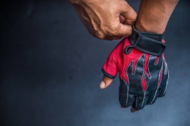 Motosiklet eldiveni giyen, siyah yalıtımlı motosiklet eldiveni giyen bir adam.,