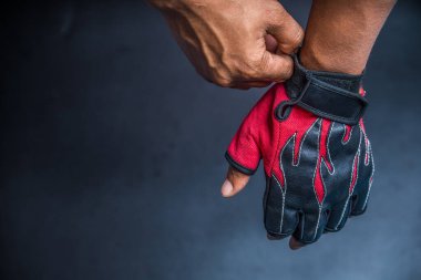 Motosiklet eldiveni giyen, siyah yalıtımlı motosiklet eldiveni giyen bir adam.,