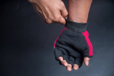 Motosiklet eldiveni giyen, siyah yalıtımlı motosiklet eldiveni giyen bir adam.,