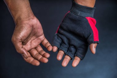 Motosiklet eldiveni giyen, siyah yalıtımlı motosiklet eldiveni giyen bir adam.,