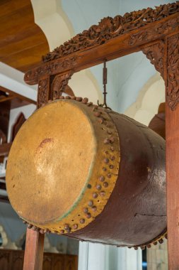 Jepara, Central Java, Endonezya 'nın tipik oymacılıklarına sahip davul ve kentongan müzik enstrümanları.