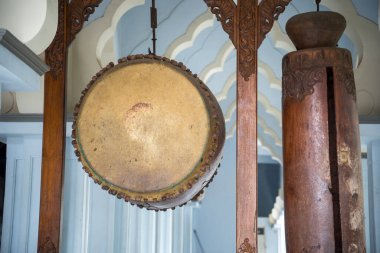 Jepara, Central Java, Endonezya 'nın tipik oymacılıklarına sahip davul ve kentongan müzik enstrümanları.