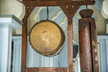 Jepara, Central Java, Endonezya 'nın tipik oymacılıklarına sahip davul ve kentongan müzik enstrümanları.