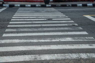 Zebranın kaldırımlı bir yolda yaya geçidi için kesişmesi., 