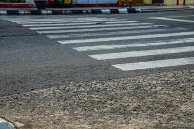 Zebranın kaldırımlı bir yolda yaya geçidi için kesişmesi., 