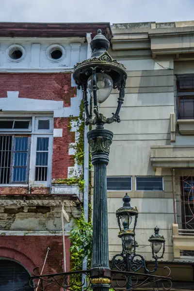 Klasik kırmızı tuğlalı ve dış görünüşlü sokak lambaları..