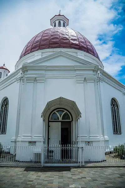 Klasik kubbesi ve fotokopi alanı için parlak gökyüzü olan eski binanın ön manzarası..