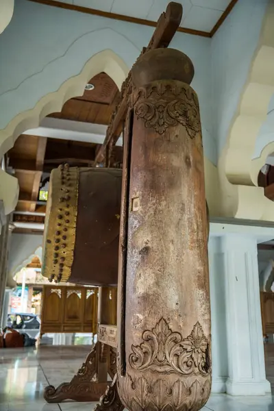 Jepara, Central Java, Endonezya 'nın tipik oymacılıklarına sahip davul ve kentongan müzik enstrümanları.