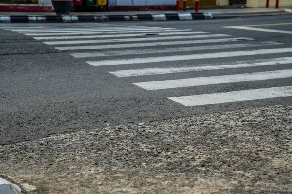 Zebranın kaldırımlı bir yolda yaya geçidi için kesişmesi., 