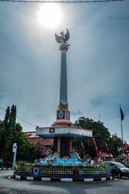 Endonezyalı, Tugu Pancasila. Reklam odası için parlak bir gökyüzü arka planına sahip bir tepede Garuda heykeli var..