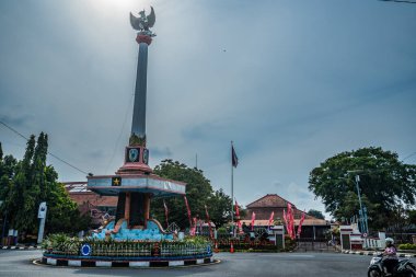 Endonezyalı, Tugu Pancasila. Reklam odası için parlak bir gökyüzü arka planına sahip bir tepede Garuda heykeli var..