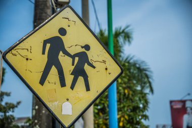 Trafik işaretlerinin çocuk bölgesinin bir işareti, trafik işaretlerinin okul bölgesinin bir işareti olması..