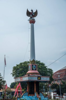 Endonezyalı, Tugu Pancasila. Reklam odası için parlak bir gökyüzü arka planına sahip bir tepede Garuda heykeli var..