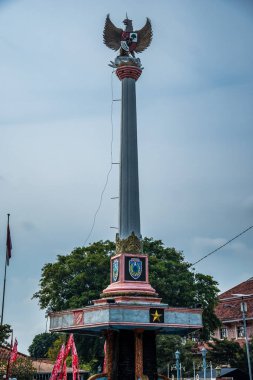 Endonezyalı, Tugu Pancasila. Reklam odası için parlak bir gökyüzü arka planına sahip bir tepede Garuda heykeli var..