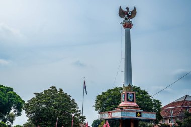 Endonezyalı, Tugu Pancasila. Reklam odası için parlak bir gökyüzü arka planına sahip bir tepede Garuda heykeli var..