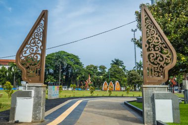 Merkez Java 'daki Jepara Meydanı' nın tipik Jepara, Central Java oymalarıyla görüntüsü.