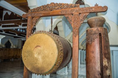 Jepara, Central Java, Endonezya 'nın tipik oymacılıklarına sahip davul ve kentongan müzik enstrümanları.