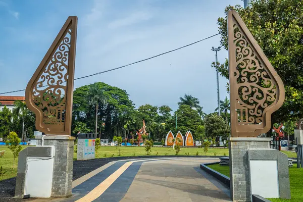 Merkez Java 'daki Jepara Meydanı' nın tipik Jepara, Central Java oymalarıyla görüntüsü.