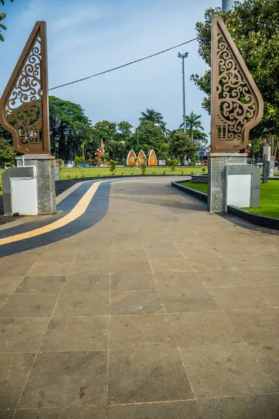 Merkez Java 'daki Jepara Meydanı' nın tipik Jepara, Central Java oymalarıyla görüntüsü.
