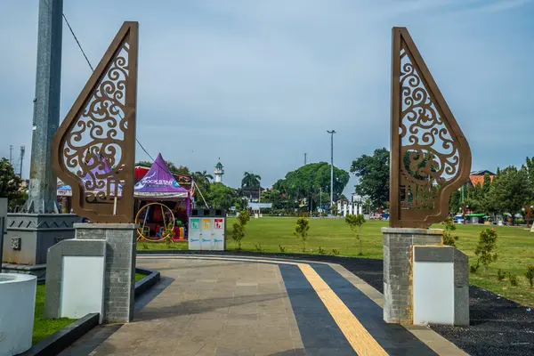 Merkez Java 'daki Jepara Meydanı' nın tipik Jepara, Central Java oymalarıyla görüntüsü.