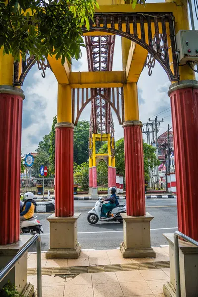 Diğer perspektiften ilginç bir izlenim veren araçların geçtiği kapının yan görüntüsü.