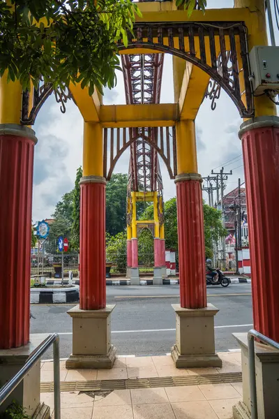 Diğer perspektiften ilginç bir izlenim veren araçların geçtiği kapının yan görüntüsü.