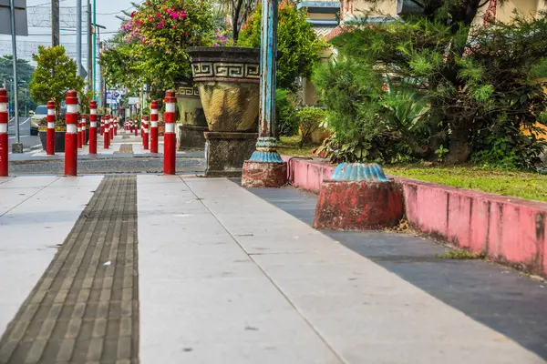 Kör kullanıcılar için ziyaret edilen dokulu yolları olan yayalar için şehir kaldırımının görünümü.