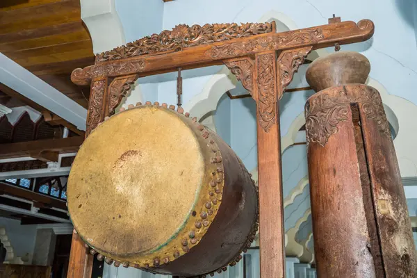 Jepara, Central Java, Endonezya 'nın tipik oymacılıklarına sahip davul ve kentongan müzik enstrümanları.