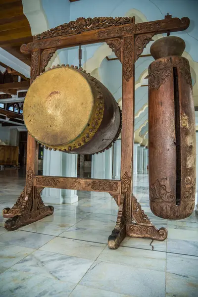 Jepara, Central Java, Endonezya 'nın tipik oymacılıklarına sahip davul ve kentongan müzik enstrümanları.