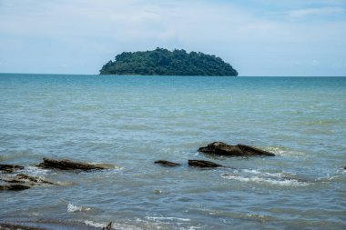 Denizin ortasındaki adanın manzarası. Denizin ortasındaki ıssız adanın ortaya çıkışı..
