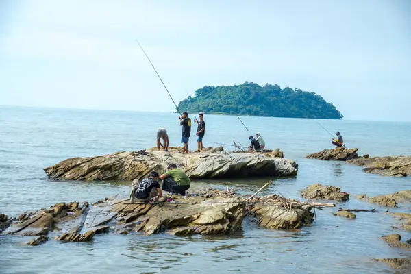 Jepara, Central Java, 4 Nisan 2025, deniz kenarındaki balıkçılar Da Langit Adası 'nın güncel zeminini boş bir reklam alanı olarak kullanıyorlar..