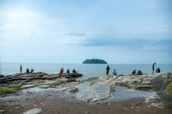 Jepara, Central Java, 4 Nisan 2025, deniz kenarındaki balıkçılar Da Langit Adası 'nın güncel zeminini boş bir reklam alanı olarak kullanıyorlar..