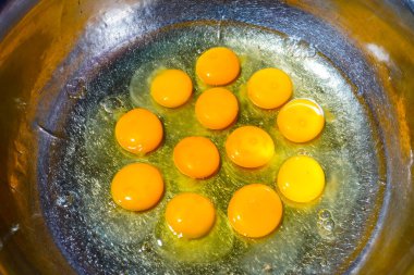 Pasta hamuru için pişirme tepsisindeki yumurtalar, kek yapmak için karıştırılmak üzere kabın içinde kırılan yumurtalar..